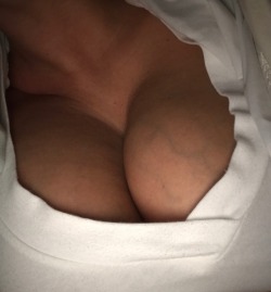 naughtynanny:  💋😴when hubby had to leave for work and now you can’t fall back to sleep because there’s no balls to hold and rub while you lay here 😢 ball massage .. relaxing as hell. Let me hold your dick while I gently rub your balls as