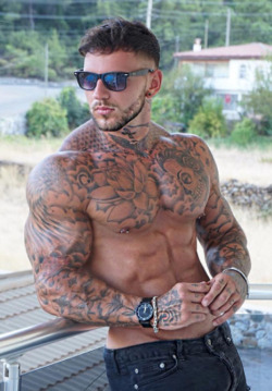 jackedmusclehead: An analysis of (Douchebag) Sean Pratt-Having horrible tattoos, nipple piercings, and a douchebag haircut automatically makes you, well, a douchebag. However, because Sean’s tats are draped over a ripped muscle bod and he has a huge