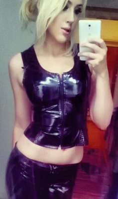 Lover of latex, pvc, leather and plastic selfies.