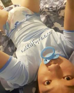 littlewildfyre:  Oldie alert: Comfy, cosy, and staying cool as ice in my powder blue onesie❄❄   Promo code [WildFyre] @onesiesdownunder   #abdl #adultbabyboy #adultbaby #ageplay #ageregression #diaperlover #diaperboy #littlespace #infantilism 