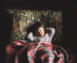 gai-hu:mymodernmet:England-based photographer Sian Davey&rsquo;s photo series Finding Alice is a touching illustration of family life featuring her daughter Alice, who was born with Down syndrome. In Davey’s words, ”I wonder how it might be for Alice