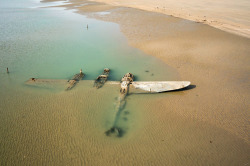 sabanasblancasuniverse:   @TheHiddenWorId: 65 años después de su aterrizaje forzoso en una playa de Gales, un avión de combate estadounidense   Lockheed P-38 Lightning   surgió de las olas y la arena donde yacía enterrado.