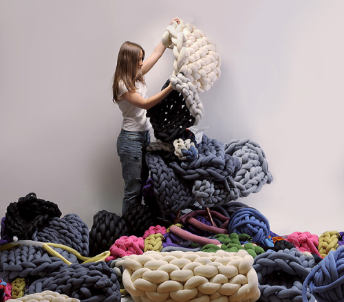 mymodernmet:Ultra-Cozy Giant Knit Blankets Are Made Without Any Knitting Needles Necessary