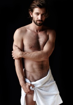 sexandloveforbisexuals:  hatecrimes-deactivated20160925:Towel Series 63, Michiel Huisman by Mario Testino  I thought this was Eoin Macken at first glance.  DAARIO