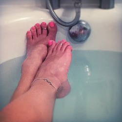 axiomld:  Pink toes- would love to have them worshiped tonight!