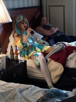kokuhaku-biyori-desu:  winter–mute:  winter–mute:  this is the single best candid photograph to come out of any hotel room or convention i have ever been at in my life