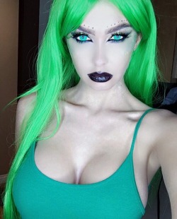 sexy-girls-in-green: 