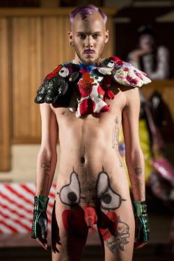 fashionboysdixs:  Designer Bas Kosters nackt am LaufstegDie London Fashion Week scheint heuer ganz extravagant zu werden. So stellte der Amsterdamer Designer Bas Kosters am Wochenende seine Mode in der britischen Hauptstadt vor und präsentierte sich