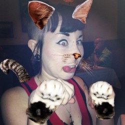 turbocunt:  DemonstrAting #catpaint to @ohai_porphy while we wait for our post-con dinnerfoods to arrive :3 #meow 