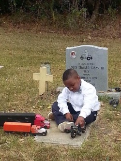 loveforeverblvck:  raphysneverland:  janeaokay:  how can you scroll pass this  Hurts my soul  You know I’ve seen soooo many post about this being a young man at his fathers grave but I never noticed the dates …. That was his friend 😪😪