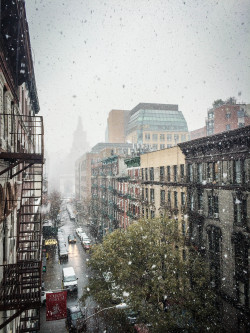 newyorkfromabove:  Snowfall on Washington Square Park, Greenwich Village, NYC [iphone]