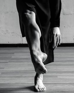 Her calves : http://www.her-calves-muscle-legs.com/2017/10/ballerina-feet-and-calves-full-pleasure.html 