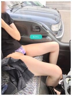 kings0323:  暑さのあまり車内で脱ぎ脱ぎ❤️