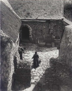poboh:  Rural views, France 1927-1929, André Kertész. 