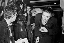 losetheboyfriend:  Sid Vicious, Nancy Spungen &amp; Johnny Rotten at a Richard Hell house party; captured by Steve Emberton 