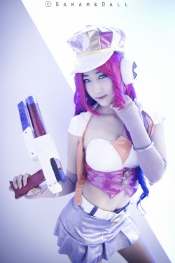 league-of-legends-sexy-girls:  Miss Fortune Cosplay