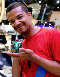 gameofthronesdaily:Jacob Anderson at San Diego Comic Con 2017. 