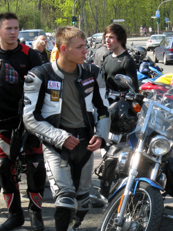 motox-ch:  cute blonde biker in flm leathersuit