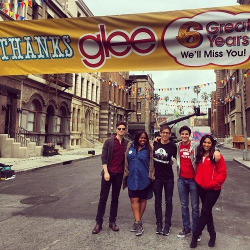mygleekfeels:  Jenna, Chris, Amber, Kevin and Darren in one of the last pics as Glee