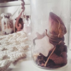 orriculum: 🌟 sweet thoughts ritual jar 🌹    gather rose petals, rose quartz, and crumple bay leaf into a jar. cover partially and fill with incense smoke. release the smoke when it’s charged with the intent you want to put out into the world
