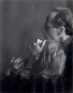 una-lady-italiana:  Edward Weston and Margrethe Mather photographed by Imogen Cunningham, 1923 