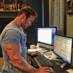 flex4mebigguy:  bladeyamagishi:Michael O’Hearn As I introduced myself to my new assistant…He lifted his hand to shake mine…His Bicep grew and stretched his sleeve to the limit…As he squeezed my hand, veins on his forearms bulged and snaked all