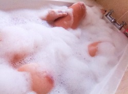 A-Naughty-Poet:  I Think I Might Just Be In The Bubblyest Bath Everrrrr Rn 