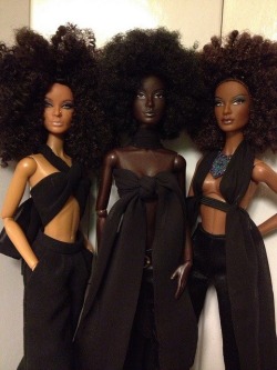 aomesmotempoagora:  trebled-negrita-princess:  nightxvision:  inbrekasmind:  jasmine-87:  THE REAL BLACK BARBIE.  I love how black comes in so many different shades  I wish I had dolls like this when I was little.  I like these &lt;3  and hair textures!