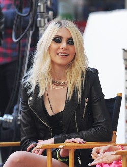 Taylor Momsen on set. ♥  Luv her, luv her boots. ♥