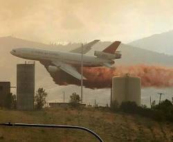 interestingphotograph:  DC-10 protecting Chelan High School from the fires, photographed by Steve Anderson 