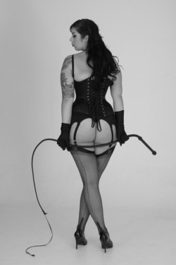 shadwickc:Curvaceous Domme, with single tail….