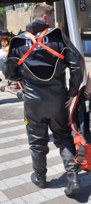 davidm297:  guysinrubberdrysuits:  Rubber Divers &amp; Drysuits from the Web 2471Touching his Drysuit as it feels good ;-)   Touching his smooth rubber drysuit nice backside too!!!!
