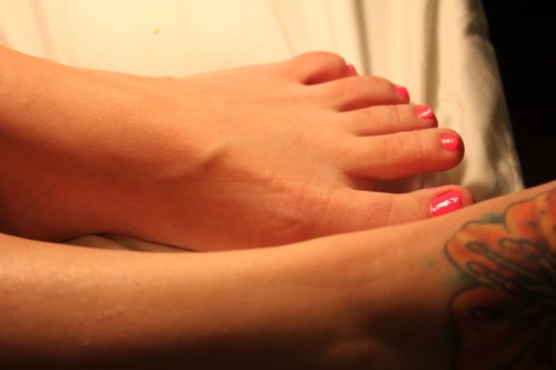 wvfootfetish:  kidd5639:  babydolls-feet:  So soft http://babydolls-feet.tumblr.com/  OMG Hot :)  Love her feet