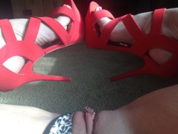 milfaubrey040:  Red heels and peeking clit 😜😜😜💋http://milfaubrey040.tumblr.com/