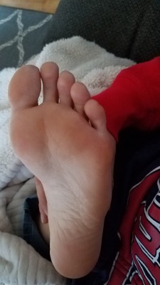 snoopythatsme: myprettywifesfeet:  Holding up one of her pretty soles to see.please comment  Licks  