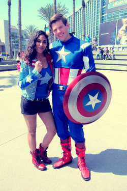 callmekitto:  mckelvie:  khre8tion:   WonderCon 2013! Me and Captain America! Me as Miss America Chavez  Perfect!  the actual most beautiful omg 