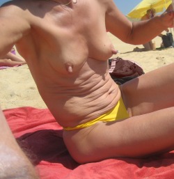 thaelya:  topless beach 