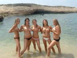 nakedbeachbabes:  sexy check out my blog to see more of me and my friends: http://naked-beach-girls.blogspot.com 