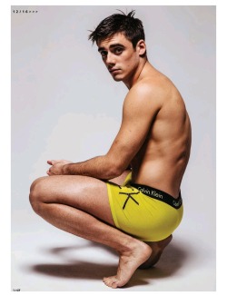 metamesaloud: Chris mears getting bootylicious for gay times😍