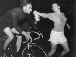 emigrejukebox:Ken Joy breaking the London-to-Brighton cycle speed record, 1945