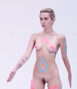famous-nsfw-tub:  Miley Cyrus naked, covered in paint, ink and other stuff. 