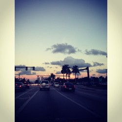 One portion of my day is finally over with and the next is about to just begin but atleast i get to enjoy this view on my way home from work ðŸŒ´ðŸŠðŸš—ðŸ’¨ðŸ‘€ðŸ“· #work âœ… #car âœ… #sunset âœ… #pretty âœ… #photoshoot ðŸ”œ  (at Hallandale Beach)