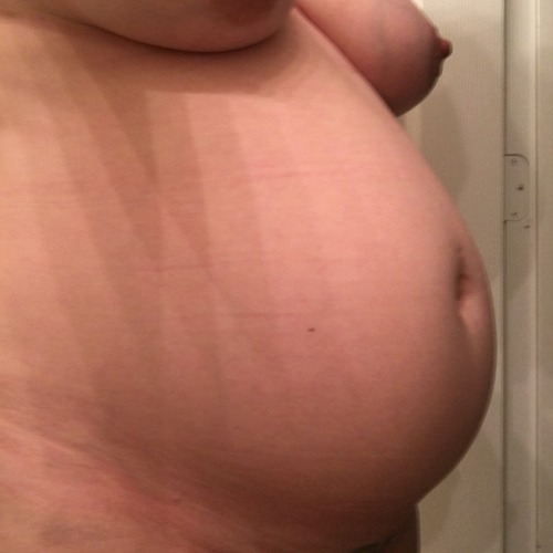 Porn Pics foodjunkie1026:  My pregnant belly 20 weeks