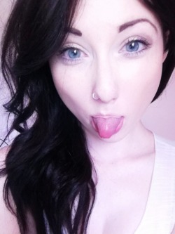 cutiebum:  Today sux and I have a fat tongue