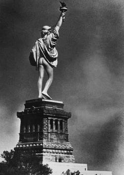 Alfred Gescheidt - Statue of Liberty Mooning, 1971.