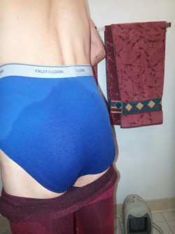 adrihen2007:Peeing my red tights and blue underwear. 