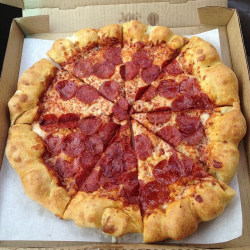 surferfitgirl:  irontemple:  fatty-food:  Pizza Hut, 3 Cheese Stuffed Crust with Pepperoni. (by Jimmy Lorenz)  fuck  This is my fav cheap pizza 😍🍕🍕🍕