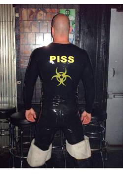 piercednshaved:  rubberbcn:  RUBBER BIOHAZARD PISS PIG  Hoy body  and outfit. Turned me on!!   Send me his shirt, I love the whole fuckin outfit
