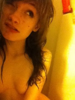carrot-katslut:  selfies from the shower (the lighting is terrrrrrrrrible) 