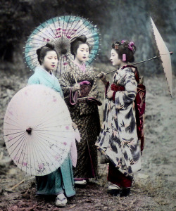 thekimonogallery:  An 1890s study of Japanese women [two geisha and a maiko] by K. TAMAMURA of Yokohama, Japan.  Text and image via Okinawa Soba on Flickr